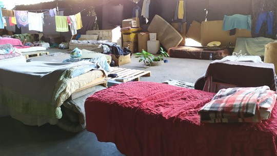 Foto: (Camas embaixo do Viaduto Alcântara Machado, onde vivem cerca de 150 pessoas que não foram contabilizadas pelo novo Censo da População em Situação de Rua de SP)