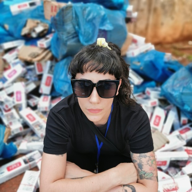 Débora em filmagem do documentário Cigarro do crime (Foto: Vice Brasil / FNCP)