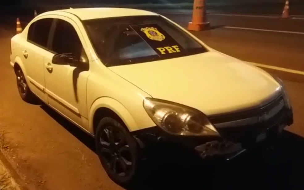 PolÃ­cia acha 84 quilos de maconha escondidos em carro em Laranjeiras do Sul (Foto: ReproduÃ§Ã£o/PRF)