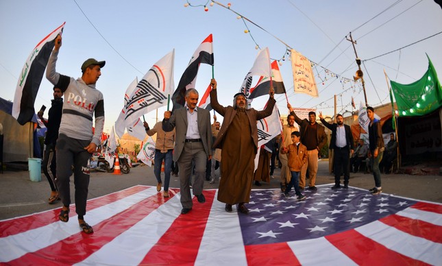 Iraquianos em protesto no Iraque após ataque americano contra grupo pró-Irã deixar ao menos 25 mortos