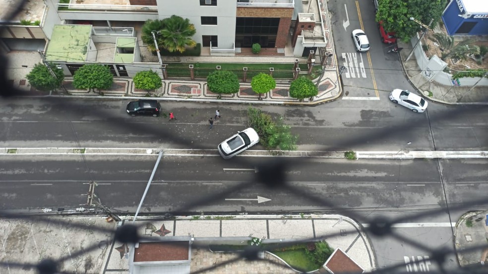 Veículo 4x4 derrubou árvore e poste e parou no meio-fio de uma avenida de Fortaleza. — Foto: Arquivo pessoal