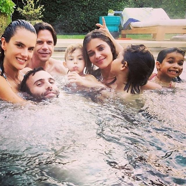 Alessandra Ambrosio e sua família com Ana Beatriz e amigos (Foto: Reprodução/Instagram)