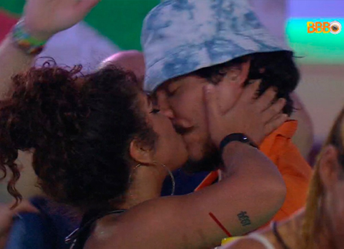 Maria e Eliezer se beijaram pela primeira vez na festa do dia 29 de janeiro (Foto: Reprodução/Globoplay)