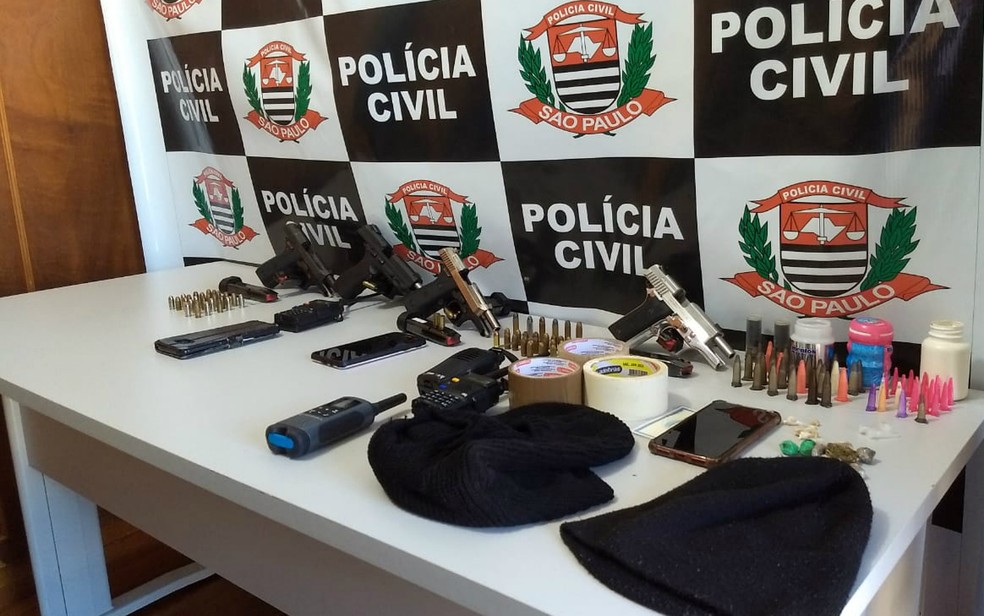 Armas, celulares e drogas apreendidos na Operação Calabar em Bebedouro, SP — Foto: Polícia Civil/Divulgação