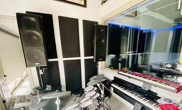 O estúdio do ator tem bateria, pianos, guitarras e outros equipamentos — Foto: Reprodução