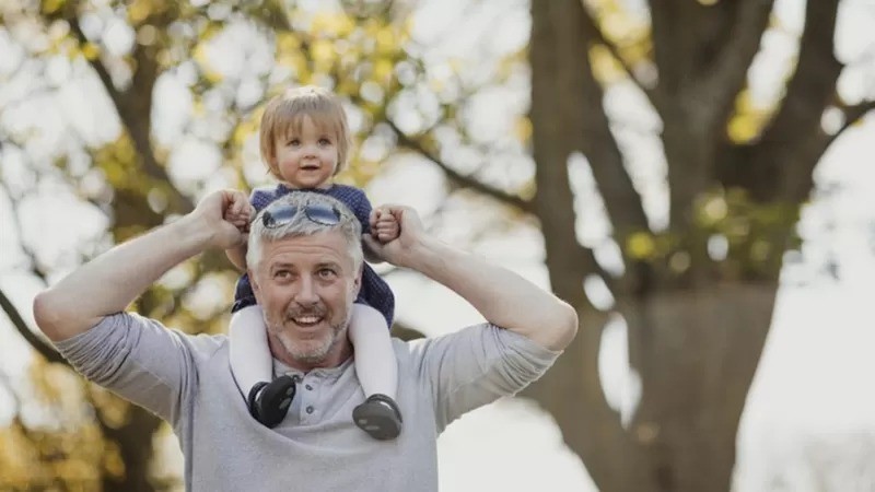 Homens que desejam ser pais mais velhos devem pesar a carga de trabalho envolvida na criação de um filho (Foto: GETTY IMAGES via BBC)