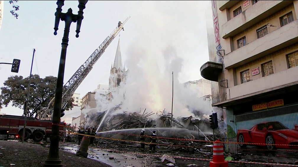 Incêndio atinge prédio em São Paulo (Foto: Reprodução/GloboNews)