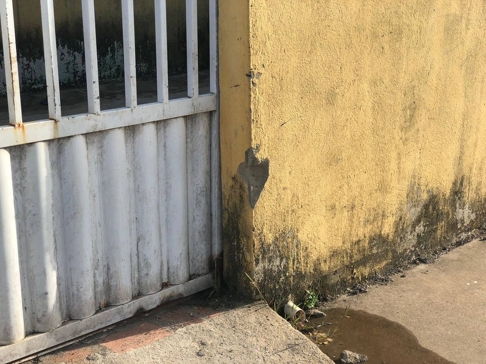 Marcas de tiros na casas dos moradores em Rio Largo &mdash; Foto: Nick Marone/TV Gazeta