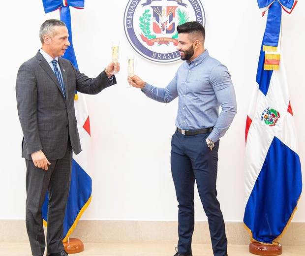  Alejandro Ariaszar, embaixador da República Dominicana no Brasil, entrega plara para Gusttavo Lima (Foto: Reprodução/Instagram)