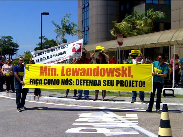 Protesto ocorreu em frente ao Tribunal de Justiça (Foto: Reprodução/Rede Amazônica)