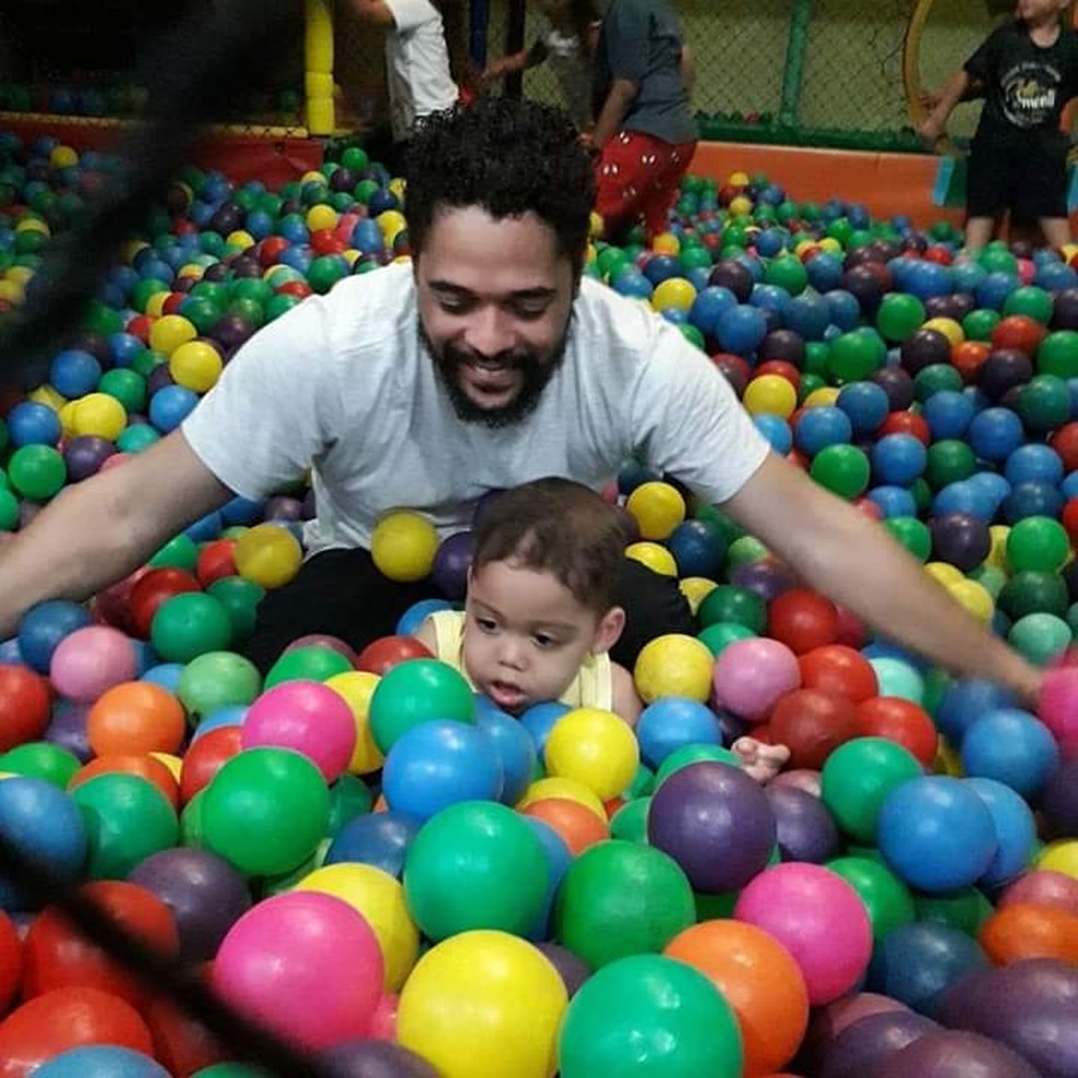 Rodolfo parou de trabalhar como auxiliar de logística para se dedicar somente ao filho — Foto: Rodolfo Farias/Arquivo pessoal