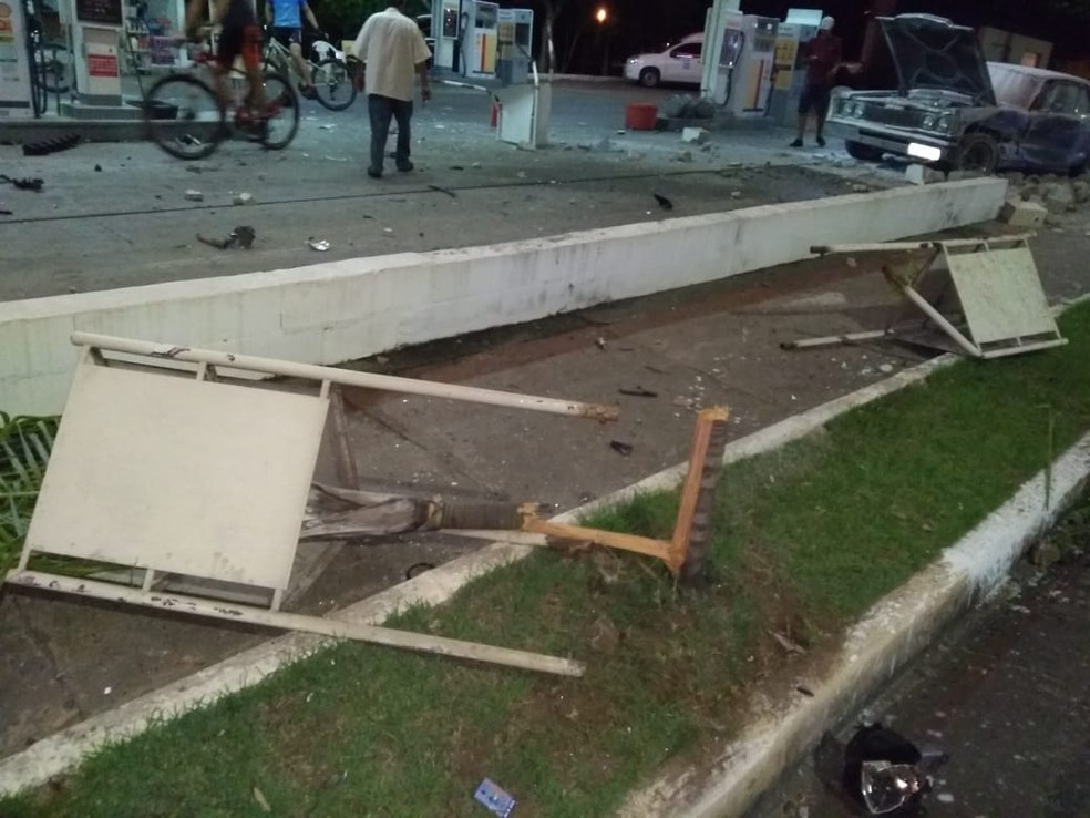 Estrutura do posto foi destruÃ­da apÃ³s racha na Avenida Miguel Sutil, em CuiabÃ¡ â Foto: DivulgaÃ§Ã£o