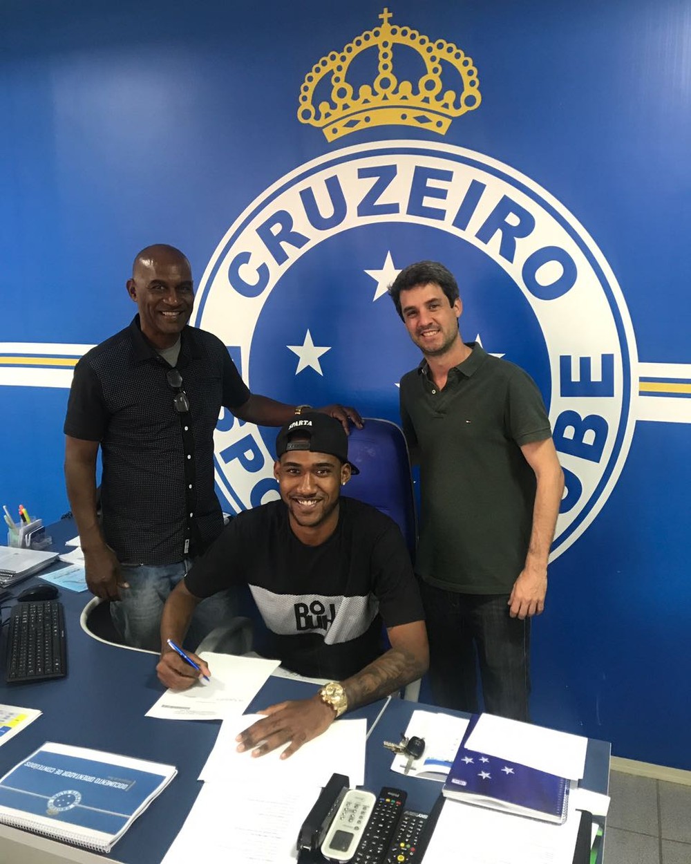 Cruzeiro renova contrato do jovem Arthur, que já treina com os profissionais