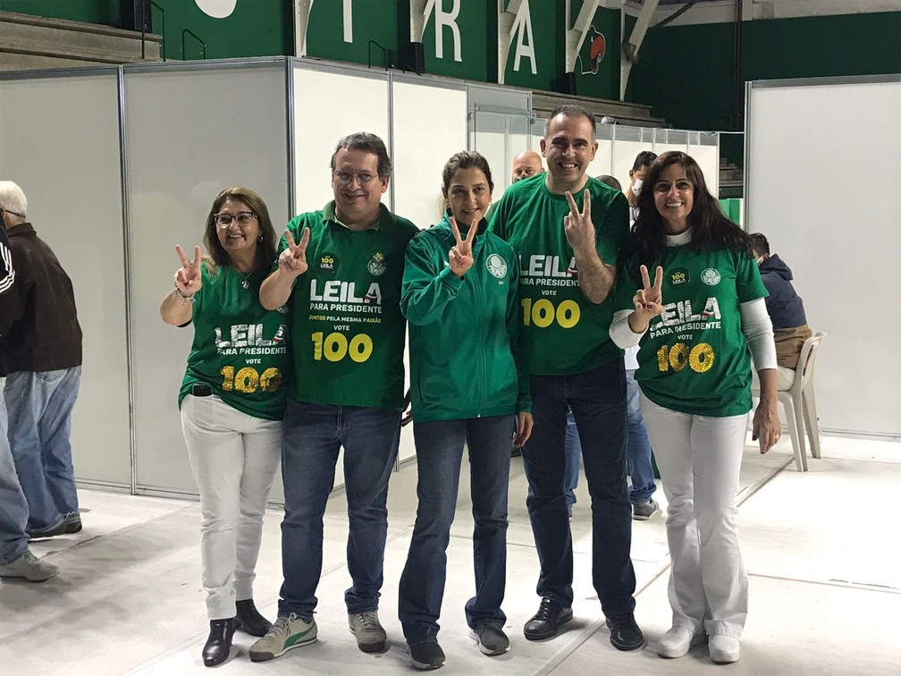 Leila Pereira (ao centro) durante votação para presidente do Palmeiras neste sábado — Foto: Felipe Zito