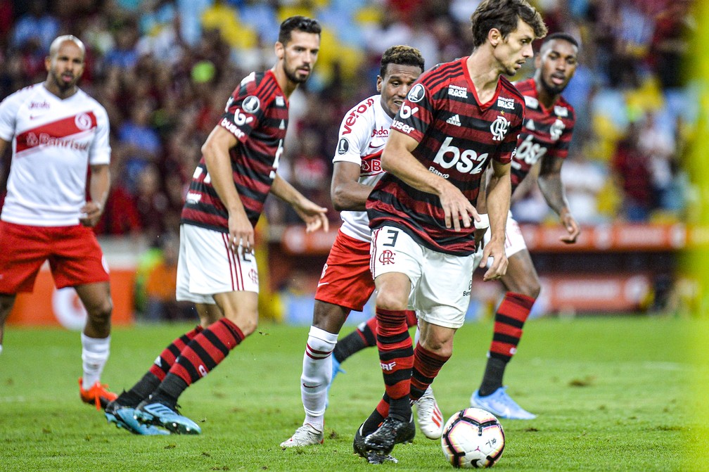 Tend&ecirc;ncia &eacute; que dupla Mar&iacute; e Rodrigo Caio ganhe sequ&ecirc;ncia &mdash; Foto: Alexandre Vidal & Marcelo Cortes / Flamengo
