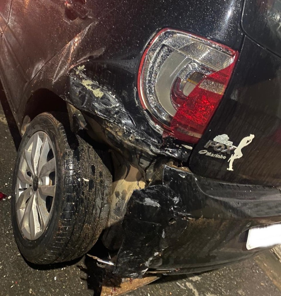 Carro que estava estacionado foi atingida por motorista desgovernado em Capão Bonito (SP) — Foto: Adão dos Santos/Arquivo Pessoal