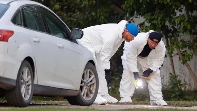 Investigadores forenses em uma das cenas de crime na vila de Weldon, na província de Saskatchewan (Foto: REUTERS via BBC)