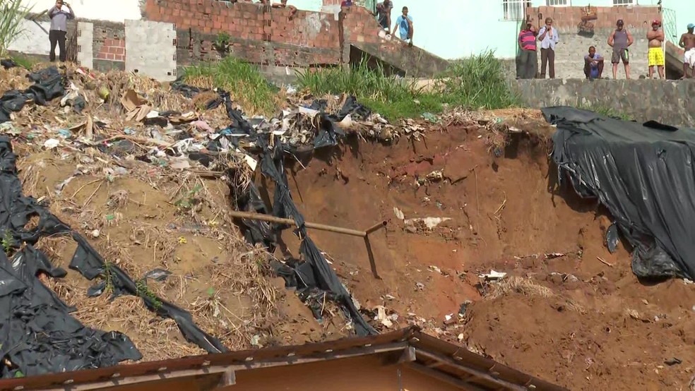 Cano estourado em cima da casa atingida pelo deslizamento de terra pode ter causado acidente — Foto: Reprodução/TV Globo