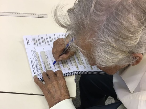 Morador de 102 anos vota em Coronel Macedo (Foto: Arquivo pessoal/Carina Veiga)