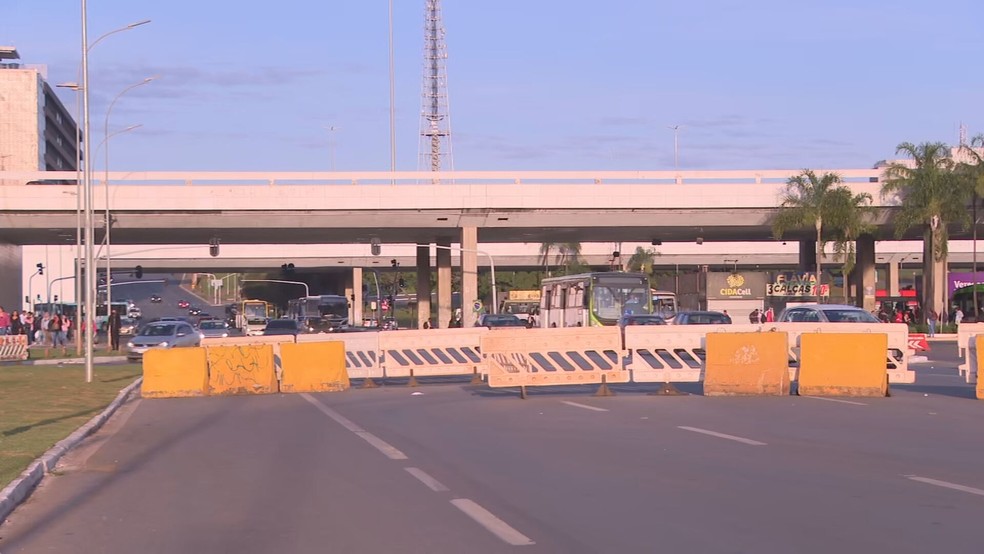 Trânsito na Rodoviária continua bloqueado nesta terça-feira (10) — Foto: TV Globo/Reprodução