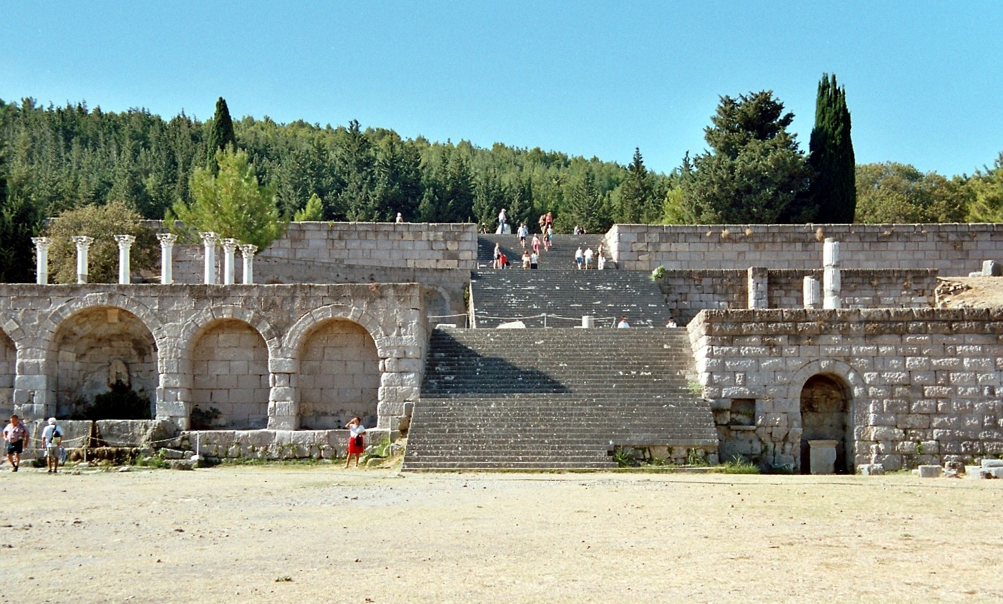 Um exemplo de Asclepeion na ilha de Kos, na Grécia (Foto: Wikimedia Commons )