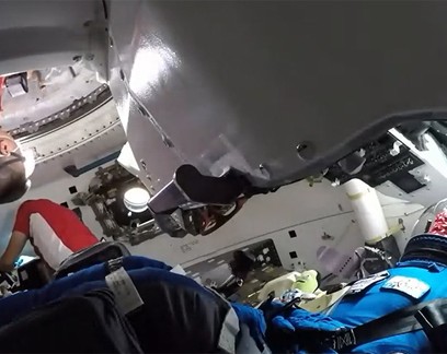 Astronautas na Estação Espacial Internacional entram em nave da Boeing pela primeira vez