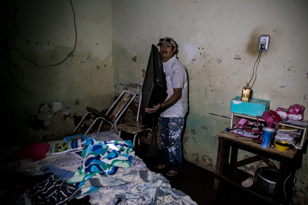 Famílias perderam móveis e tiveram de deixar casas após forte chuva no Ceará — Foto: Thiago Gadelha/SVM