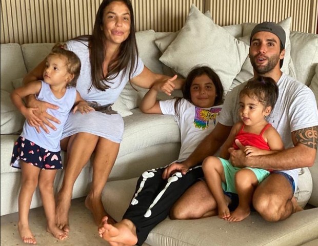 Ivete Sangalo com o marido, Daniel Cady, e os três filhos do casal, Marina, Helena e Marcelo (Foto: Reprodução Instagram)