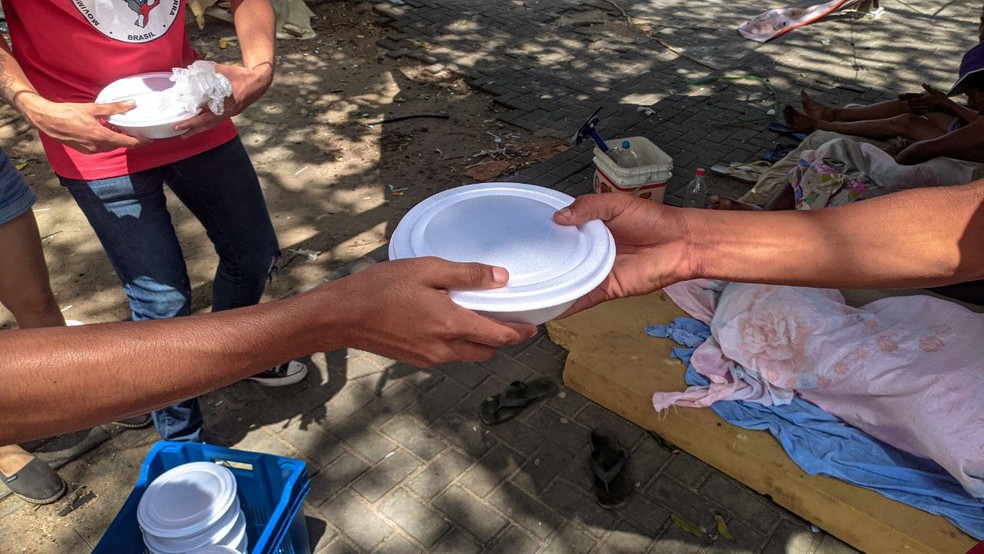 Campanha distribui comida para população de rua em Maceió e no interior de Alagoas — Foto: L. Ângelo/MST-AL