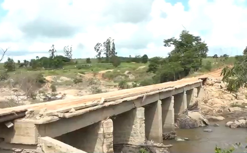 Madeira foi colocada em cima da ponte de concreto danificada pelas chuvas em Guaratinga, no sul da Bahia — Foto: Reprodução/TV Bahia