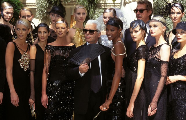 Karl Lagerfeld ao final do desfile de inverno 1996, da Chanel (Foto: Getty Images)