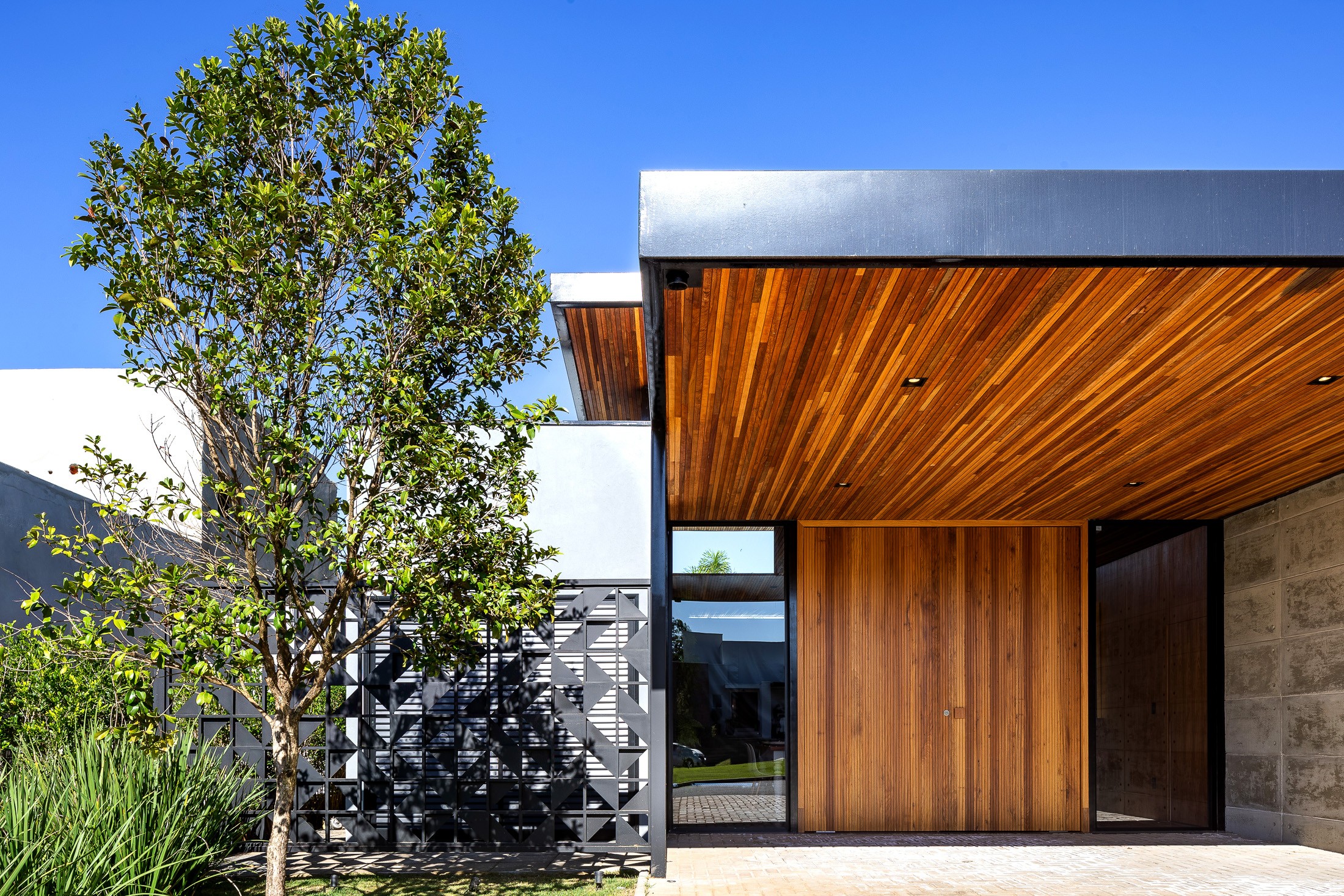 Casa térrea de 202 m² mistura concreto, aço e madeira  (Foto: Leonardo Giantomasi)