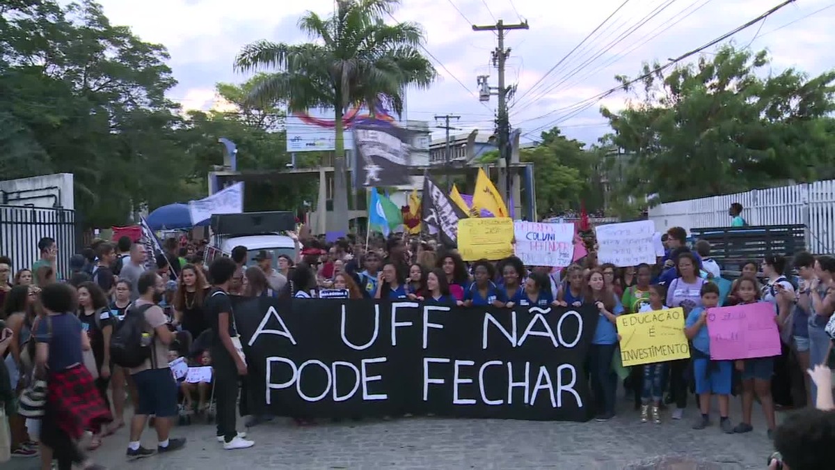 Alunos e professores da UFF protestam em Niterói contra bloqueio de verbas