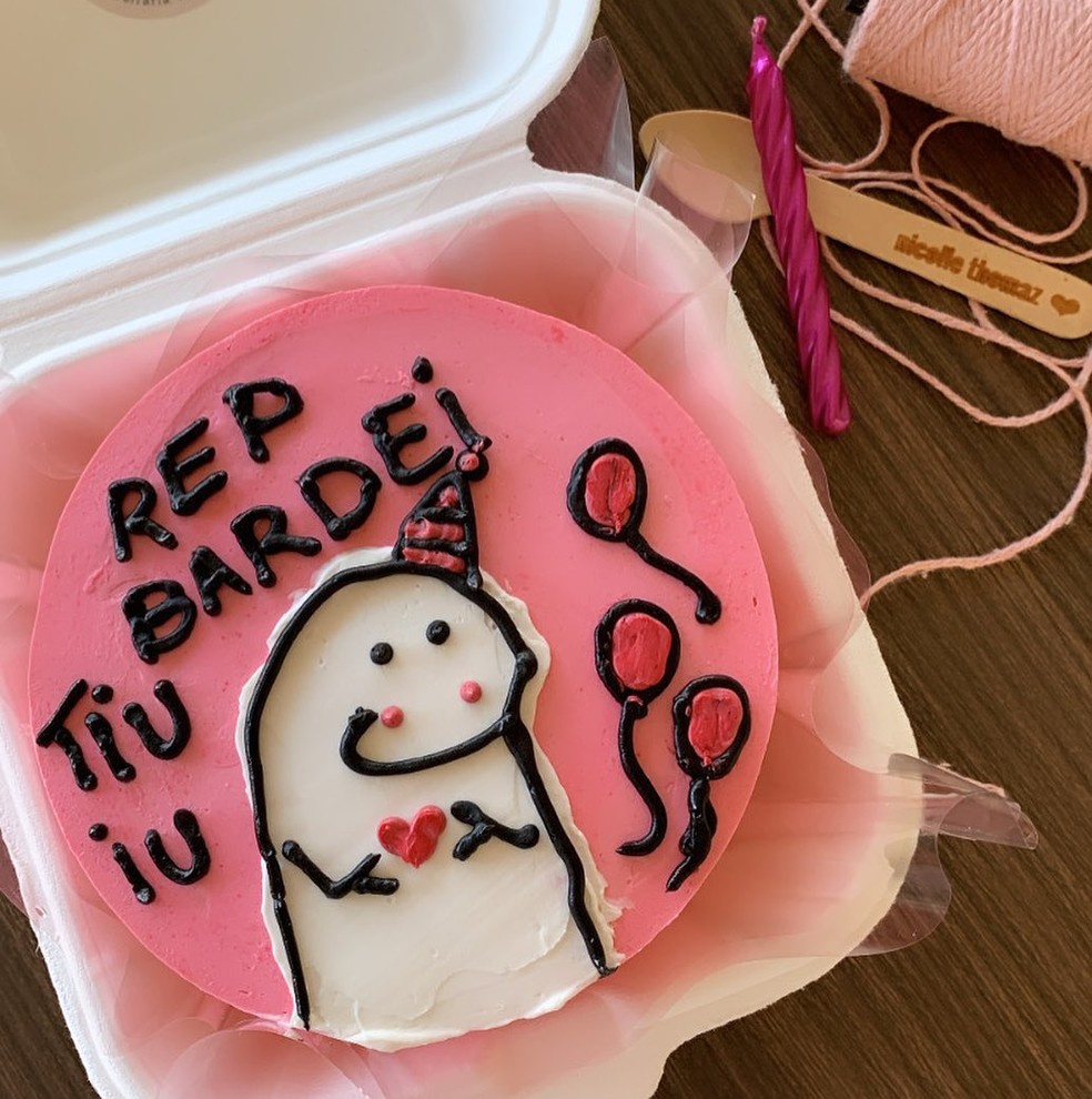 Bentô cake é servido em uma marmitinha, e é decorado com frases e memes engraçados — Foto: Arquivo Pessoal/Nicolle Thomaz