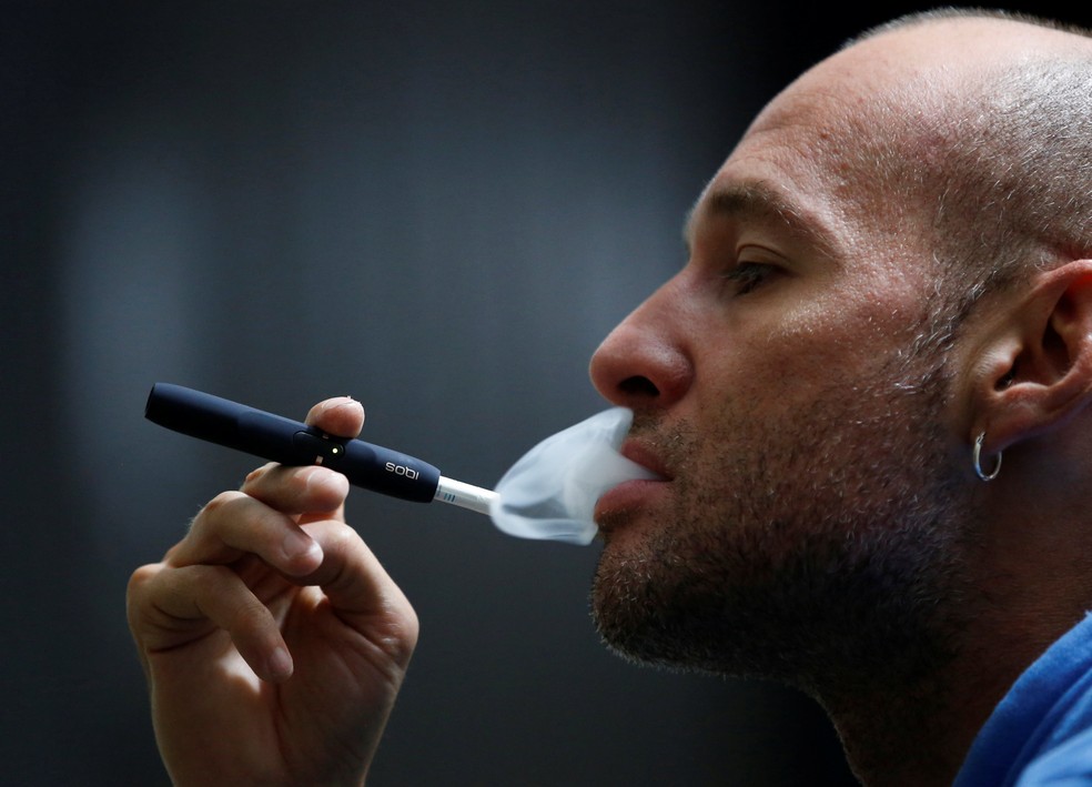 Homem fuma cigarro eletrônico da Philip Morris em imagem de arquivo em Bogotá, Colômbia — Foto: Reuters/Jaime Saldarriaga