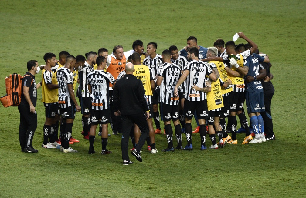 Técnico Cuca reúne jogadores do Santos depois da vitória sobre o São Paulo — Foto: Marcos Ribolli