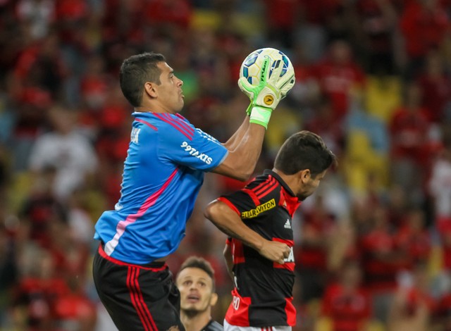 Globo Esporte SP, A partir de agora, gandulas não podem mais jogar a bola  nas mãos do cobrador