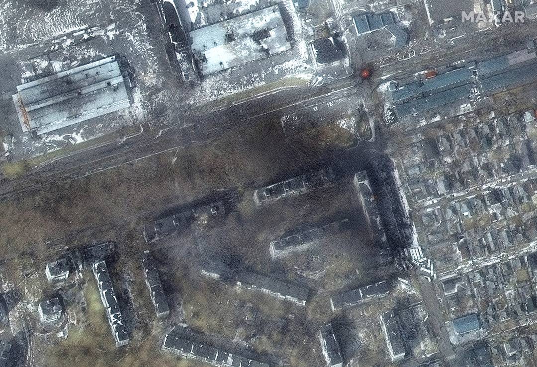 Imagens de satélite mostram incêndios e danos graves a edifícios residenciais em Mariupol em registro de 12 de março de 2022