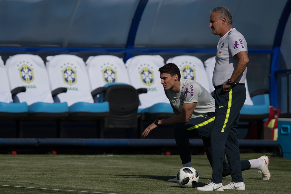 Tite ao lado de seu filho e auxiliar, Matheus Bachi (Foto: Pedro Martins / MoWA Press)