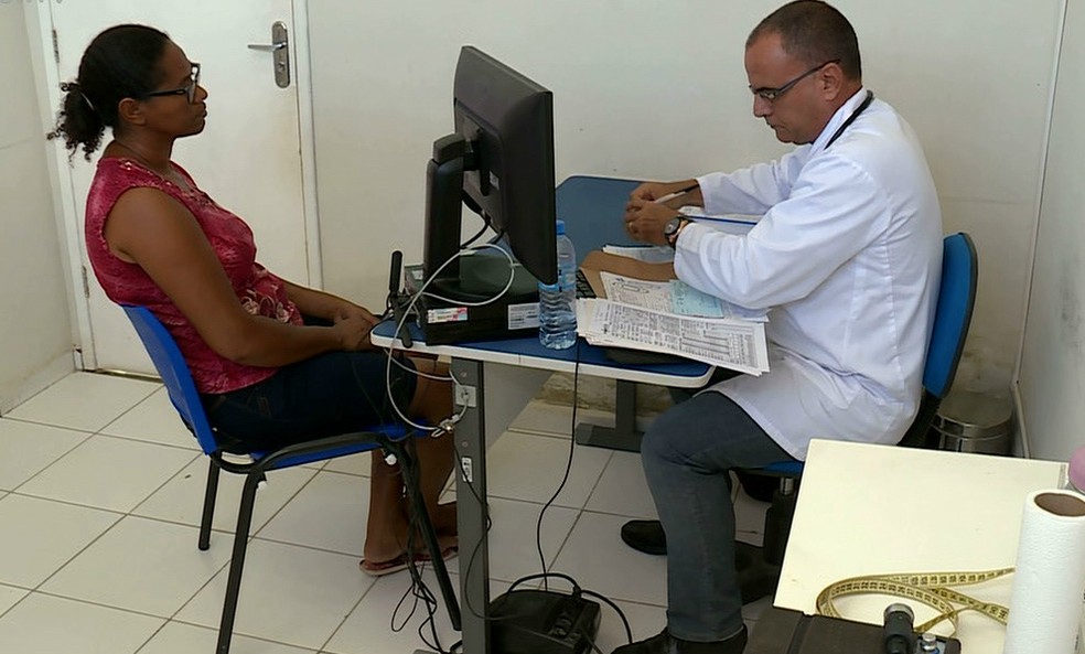 O médico Richard Afonso Bonachea é um dos poucos que continuam atuando na Atenção Básica em Exu (Foto: Reprodução / TV Grande Rio)
