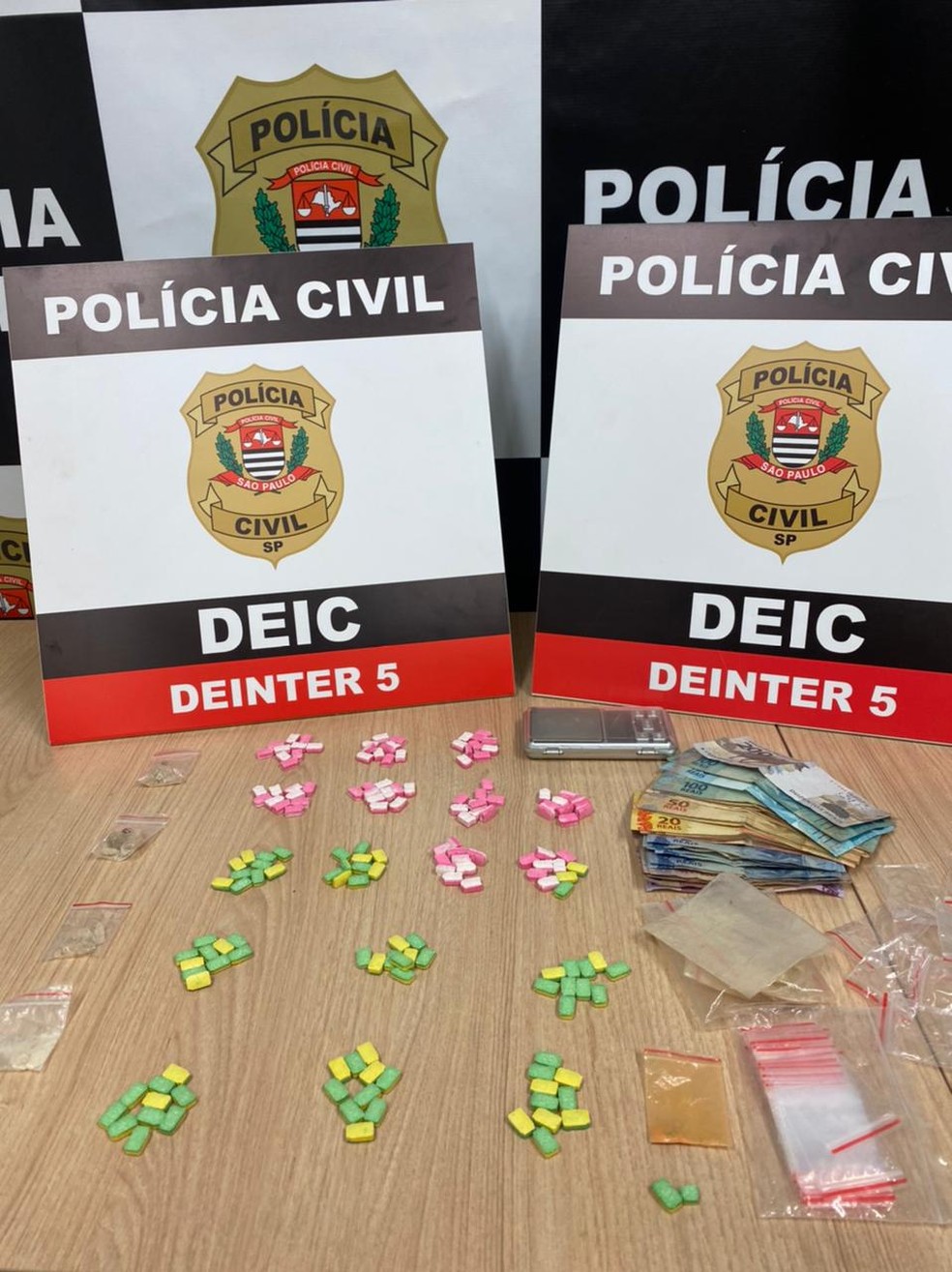 Polícia apreendeu comprimidos de ecstasy, pacotes de MDMA, mais de R$ 1 mil em espécie, embalagens e uma balança de precisão — Foto: Polícia Civil