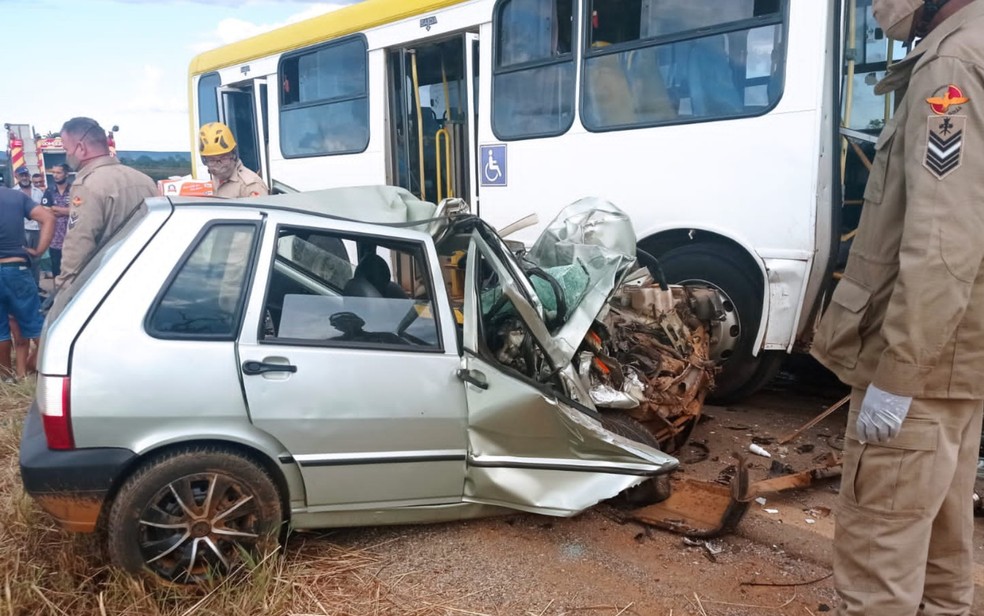 Duas pessoas morrem após carro bater de frente contra ônibus em Águas Lindas de Goiás — Foto: Divulgação/Corpo de Bombeiros