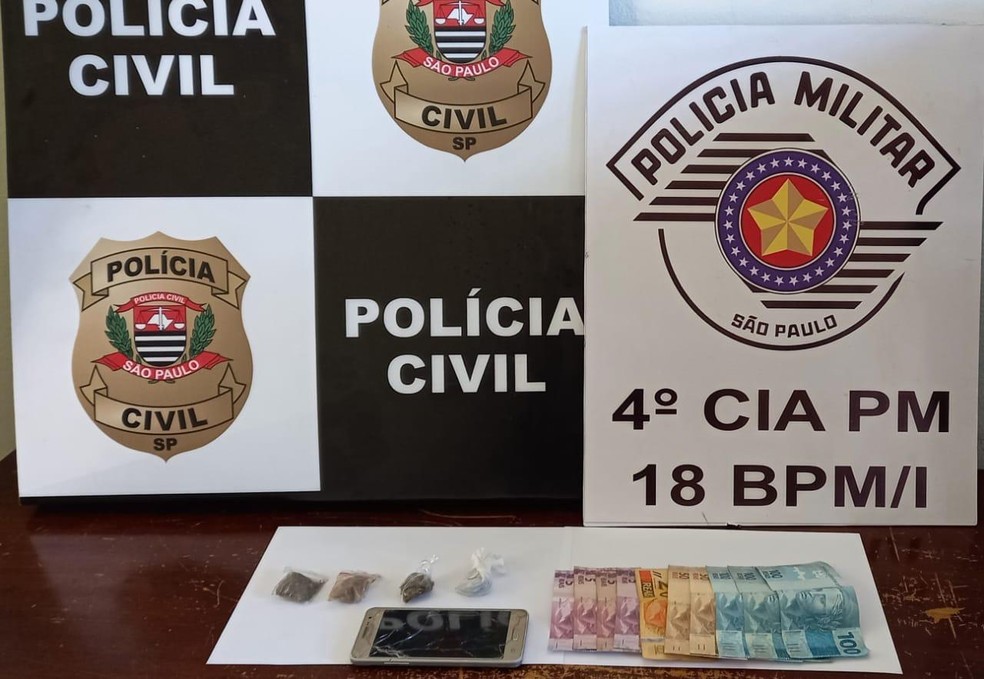 Um dos investigados também foi preso em flagrante por tráfico de droga — Foto: Polícia Civil
