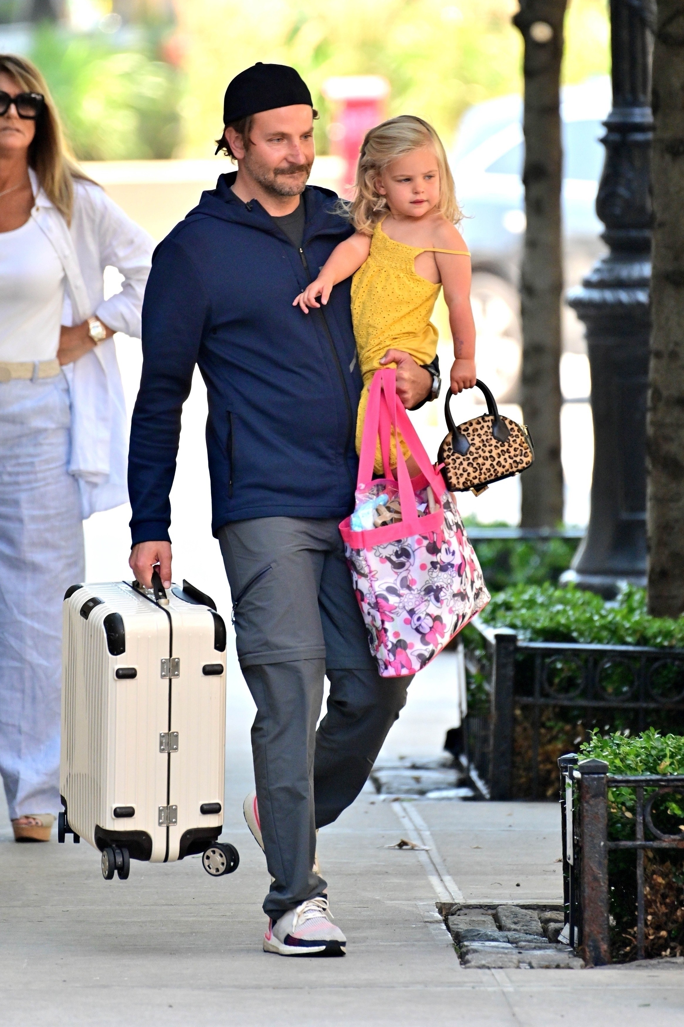 New York, NY  - *EXCLUSIVE* - It’s been a month and some change since model Irina Shayk and actor Bradley Cooper broke up. The two have agreed to share custody of their 2-year-old daughter, Lea De Seine Shayk Cooper, and things seem to be running smoothly (Foto: BACKGRID)