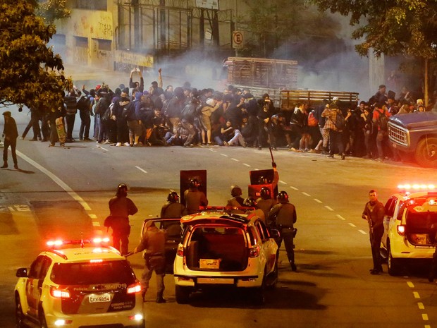 anifestantes entram em confronto com a Polícia Militar na avenida Nove de Julho em um ato contra o governo Temer (Foto: Nelson Antoine/FramePhoto/Estadão Conteúdo)
