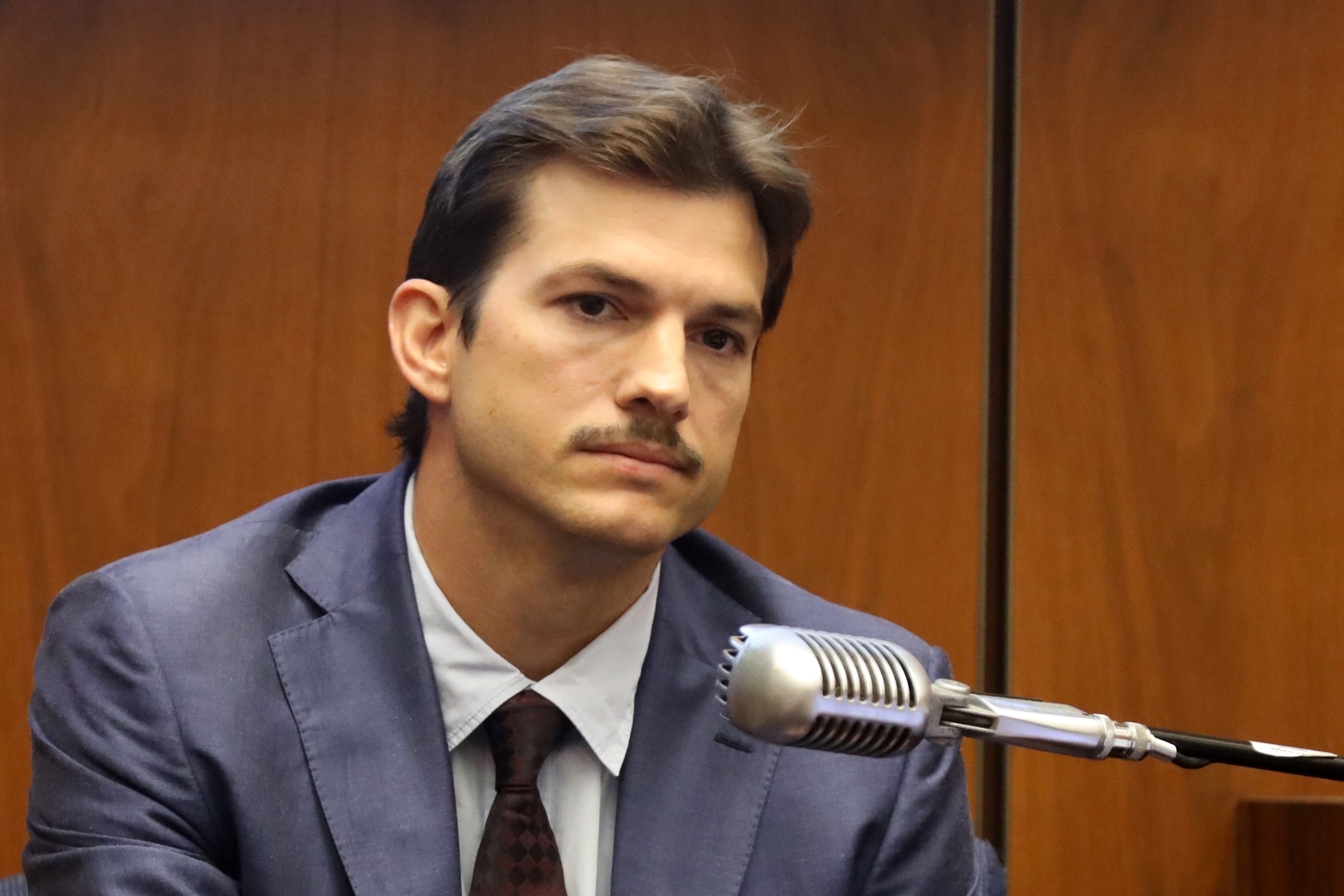 Ashton Kutcher testemunha no julgamento de Michael Gargiulo (Foto: Getty)