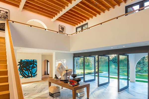 A atriz Lori Loughlin e o empresário Mossimo Giannulli venderam a mansão pela qual estavam pedindo mais de 152 milhões de reais (Foto: Divulgação)