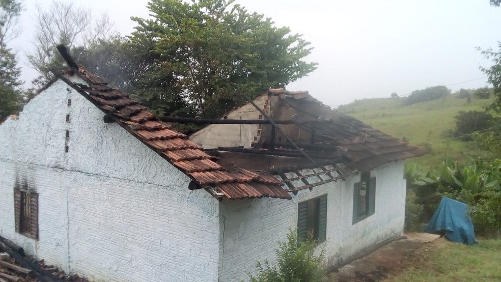 Casa ficou destruída em São Miguel Arcanjo após incêndio — Foto: Brigada de Emergência de São Miguel Arcanjo/Divulgação