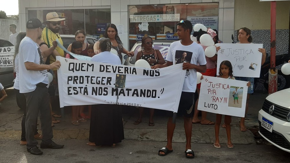 Protesto na Vila de Ponta Negra cobra investigação de morte de Ray Evangelista — Foto: Sérgio Henrique Santos/Inter TV Cabugi