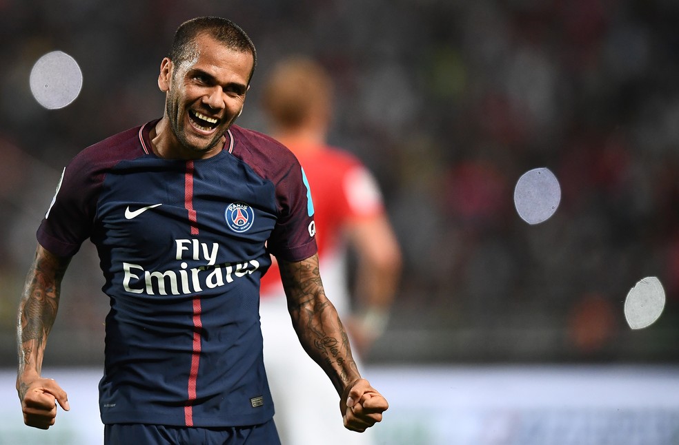 Daniel Alves comemora gol na Supercopa da França, seu primeiro título no clube (Foto: AFP)